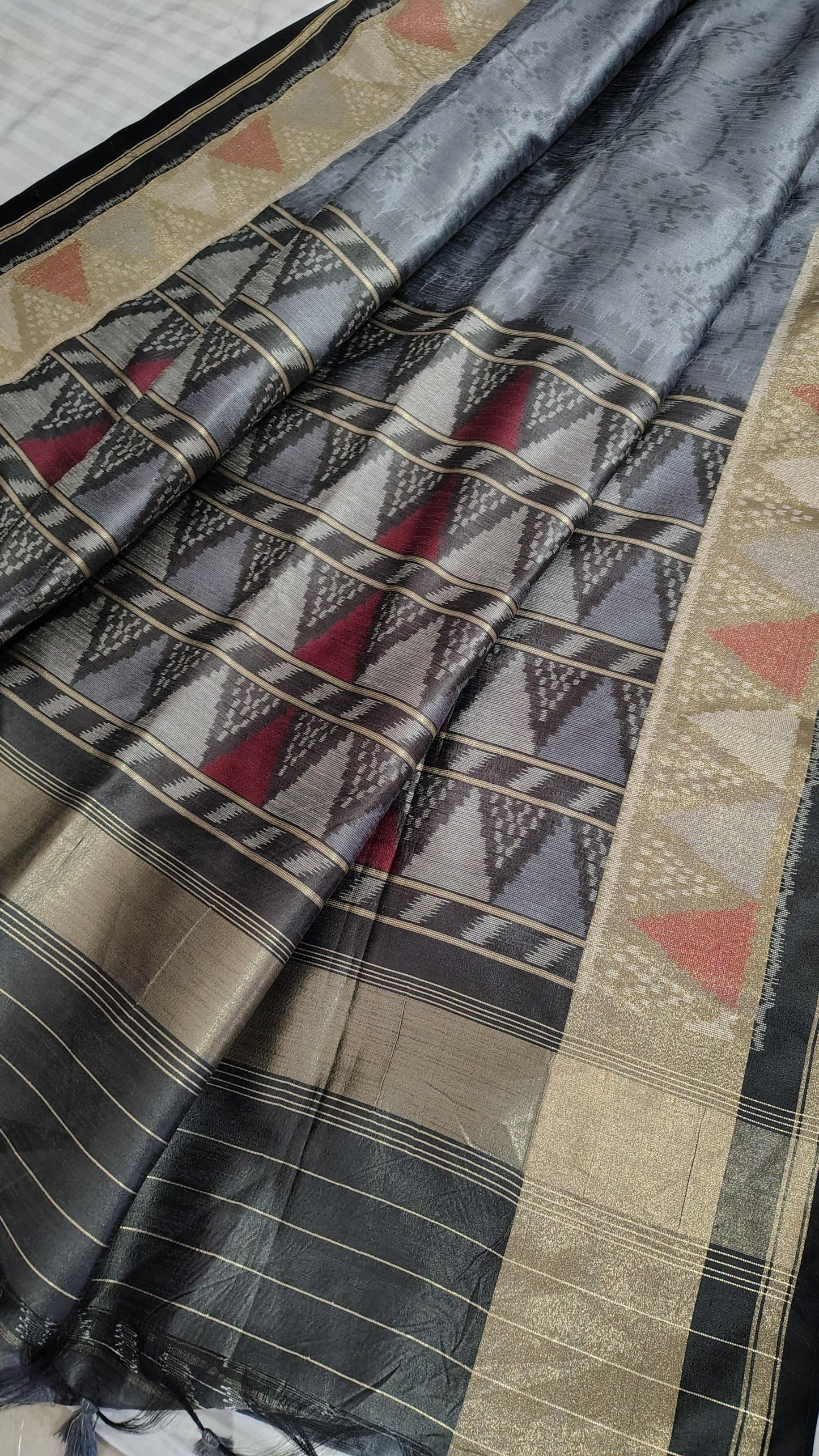 TUSSAR SILK BLACK GREY, PALLU VIEW 2