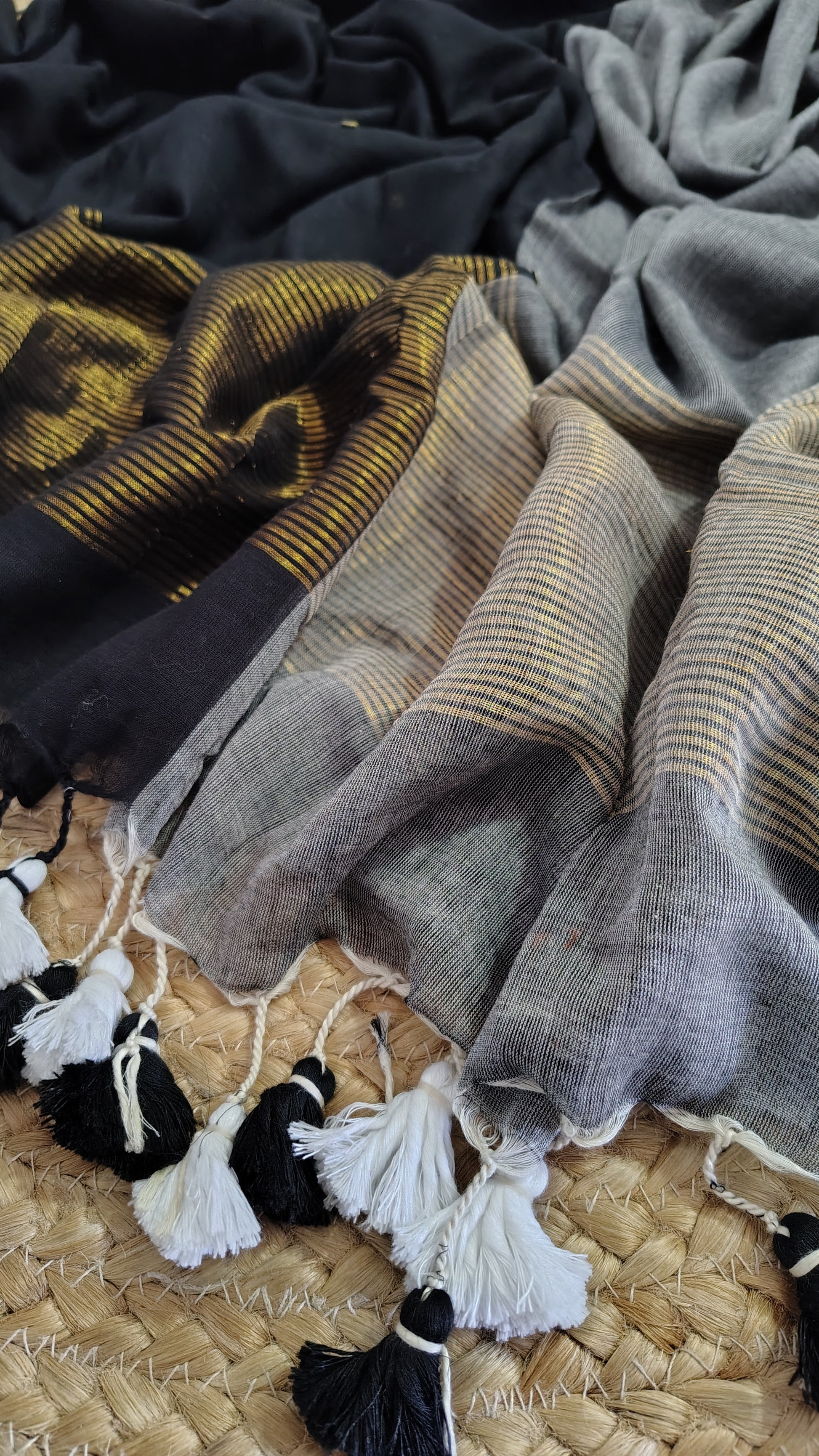 Mulmul cotton saree - black and grey pallu view 